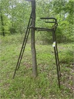 Lean-to ladder stand