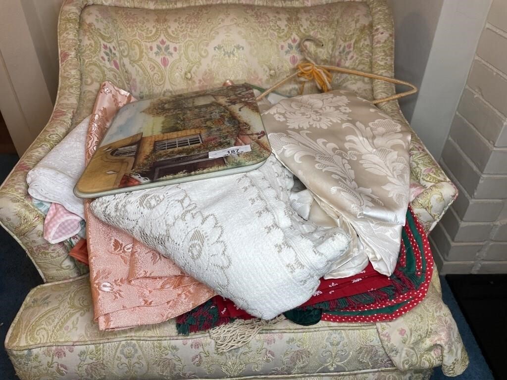 Various vintage table linens