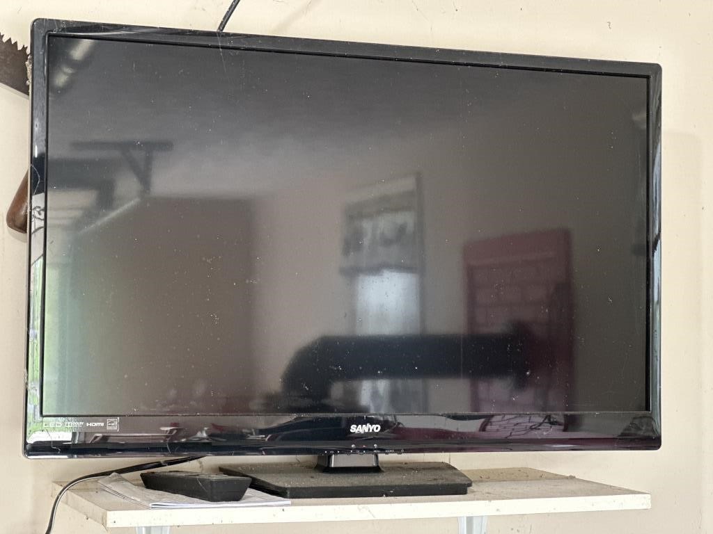 Sanyo flatscreen 32 inch TV with remote
