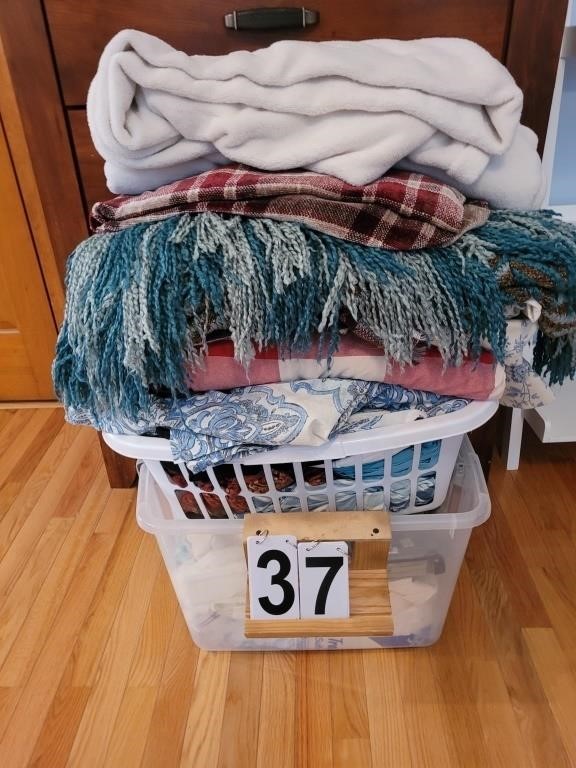 2 Baskets with Linens and Blanket's