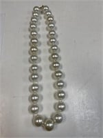 KENNETH LANE LARGE PEARL NECKLACE