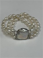 PEARL STRETCH BRACELET WITH SILVER TONE ACCENTS