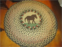 SMALL ROUND RUG WITH HORSE