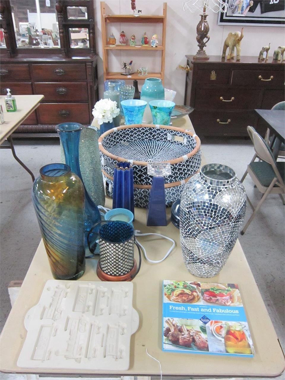LOT OF COLLECTIBLE DECORATOR ITEMS