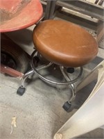 STOOL ON CASTERS