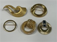 LOT OF 5 CIRCULAR BROOCHES SOME WITH RHINESTONES