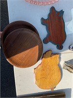 Wooden plates and pigs