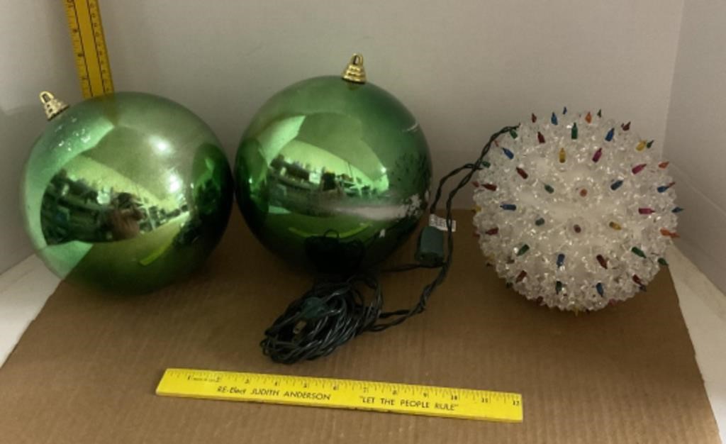 Lighted Holiday Ball & 2 XL Bulbs