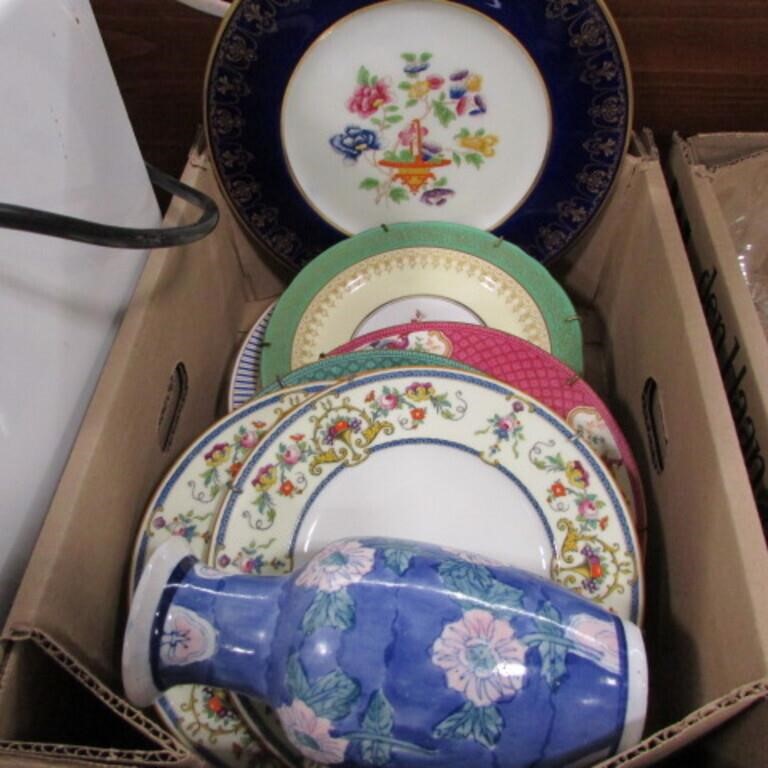 BOX OF COLLECTOR PLATES & VASE