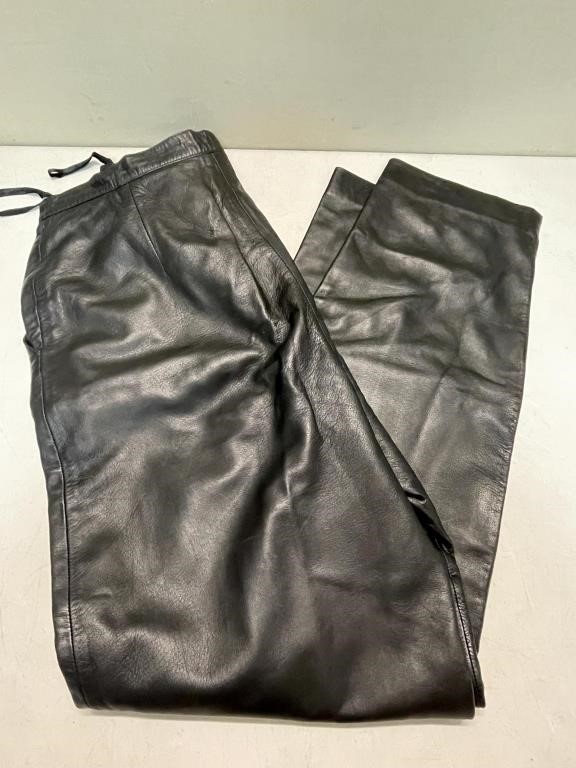 LADIES GENTLY WORN 100% LEATHER PANTS SIZE 12