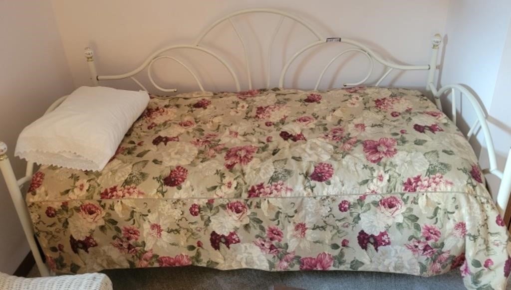 Day Twin Bed w/ Metal Frame & Linens