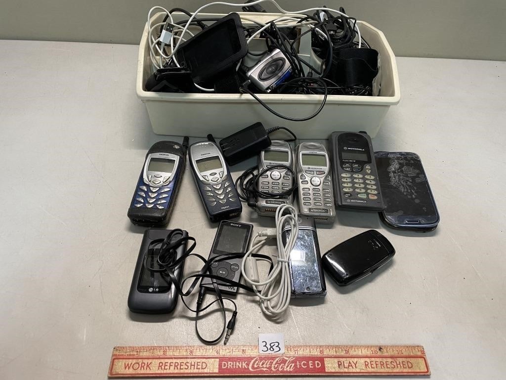 LARGE LOT OF EARLIER GENERATION CELL PHONES