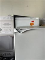 (See Photo) Vissani 10.1 cu. ft. Top Freezer Refri