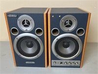 ROLAND STEREO SPEAKERS