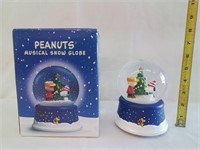 Peanuts musical snow globe