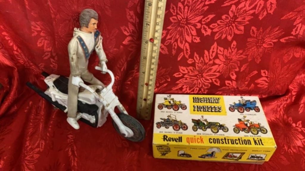 EVIL KNIEVEL ACTION FIGURE ON BIKE   OLD REVELL