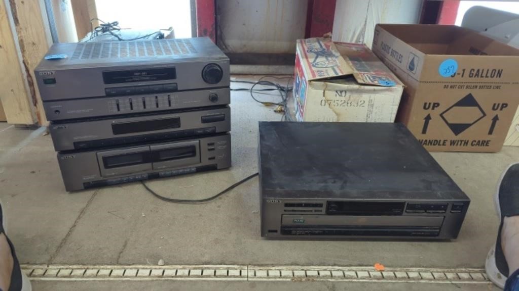 SONY STERO SYSTEM THAT PLAYS CASSETTES AND A SONY