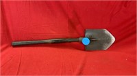 1940S FOLDING TRENCH SHOVEL WITH WOODEN