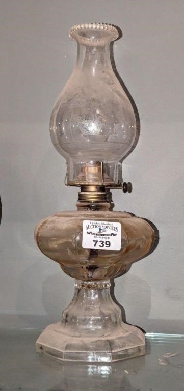Pedestal oil lamp