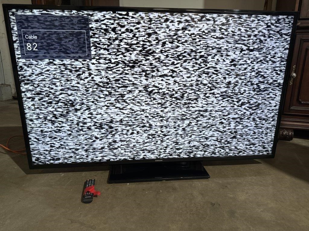 65in Samsung TV w/ 21in x 13in stand