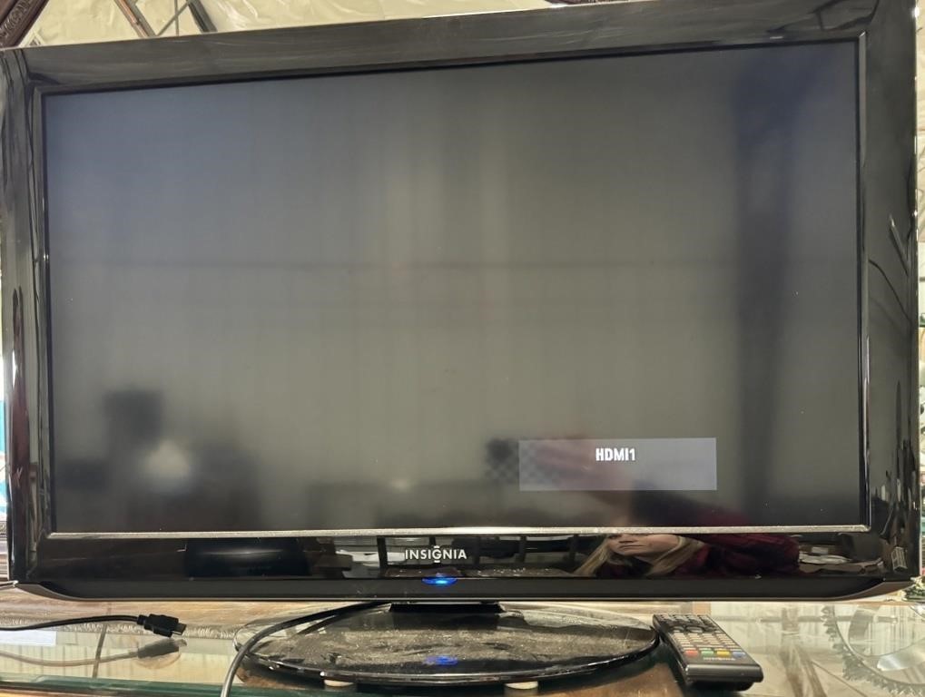 Insignia 32in Flat Screen TV w/ remote