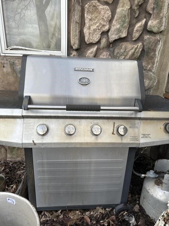 BRINKMANN GRILL WITH TANK, NEEDS CLEANING