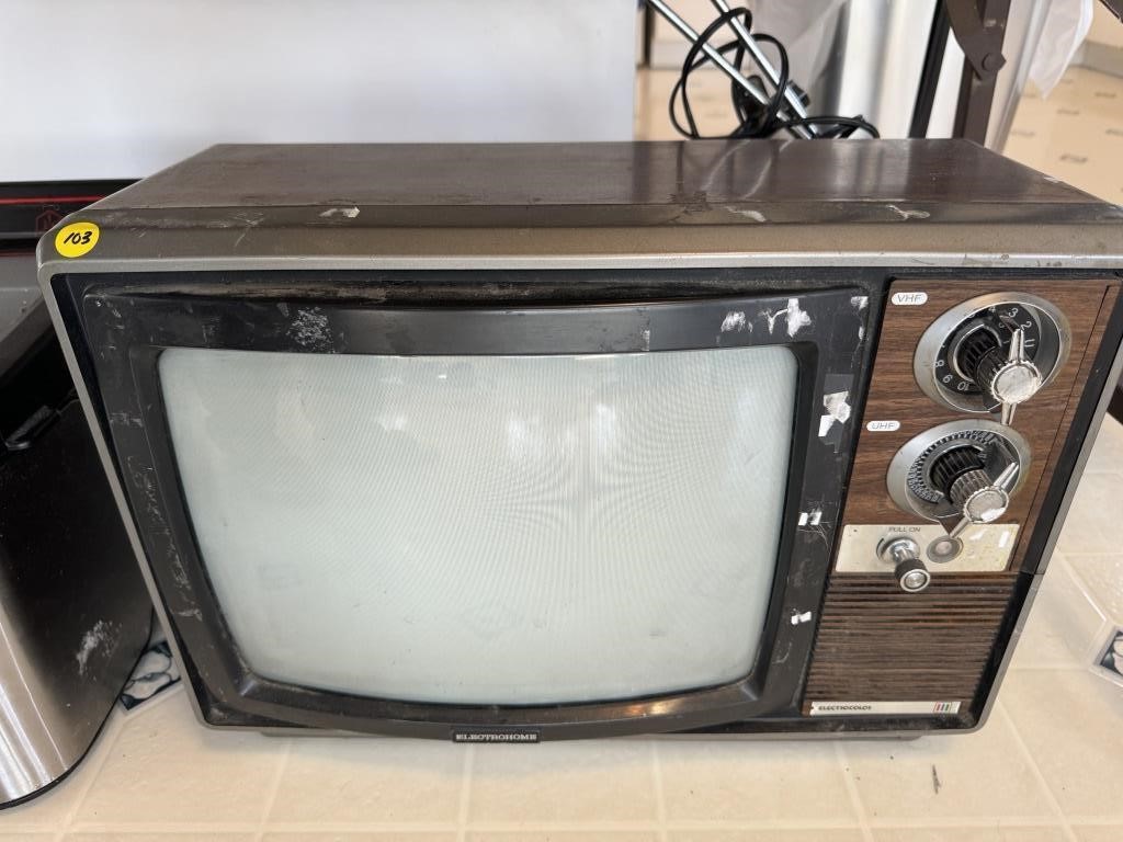 SMALL TV