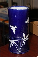 A Chinese/Japanese/Asian Porcelain Cylinder Vase