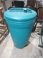 wheeled outdoor trash can with lid