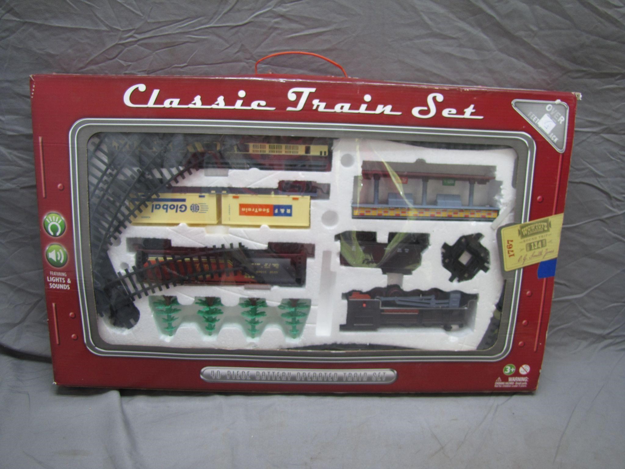 40 Piece Battery Operated W/Lights & Sounds Train