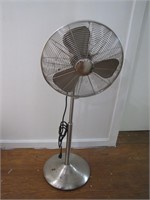 Tall Retro Silver Oscillating Floor Fan - Working