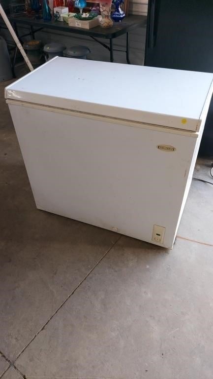37x33x22in holiday chest freezer