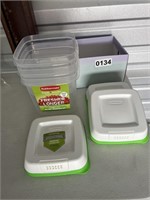 3 Small Rubbermaid Containers U232