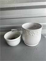 2 White Flower Pots U237