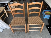 2 Chairs U251