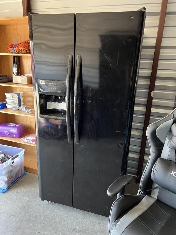 Frigidaire Side-by-Side Refrigerator U242