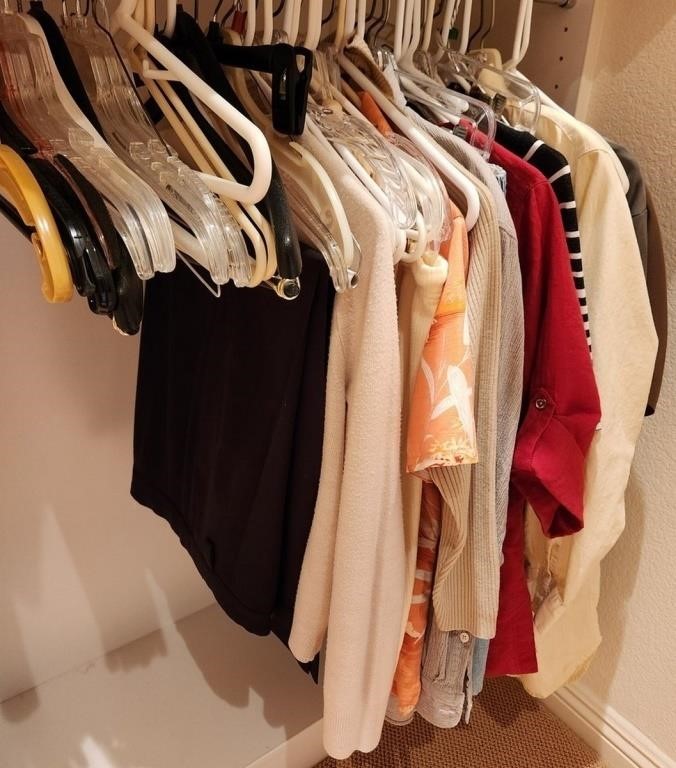 L - MIXED LOT OF WOMEN'S CLOTHING (M3)
