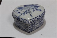 A Blue and White Porcelain Trinket Box