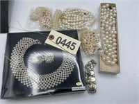 ASSORTED GROUP OF PEARL STYLE JEWELRY INCLUDING NE