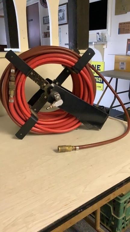 Air hose on retractable reel