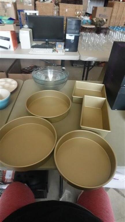 5 Baking Pan's w/ Glass Mixing Bowl's