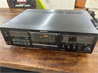 Sony TC-K700ES Cassette Player (powers on)