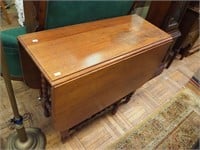 Vintage mahogany gateleg dropleaf table with