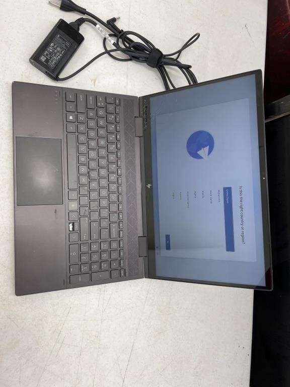 HP 15.5" Laptop (powers on)(cracked screen)