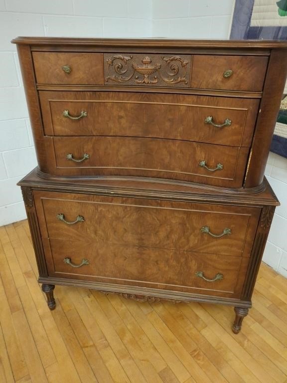 Antique dresser with 5 drawers