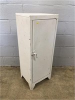 Small Metal Vtg. 1-door Cabinet