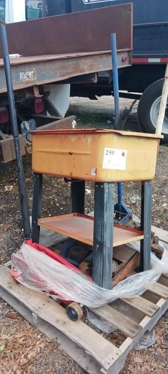 PALLET OF JACKS AND PARTS WASHER
