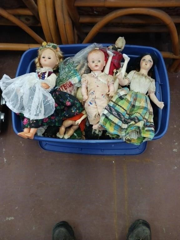 TOTE OF DOLLS