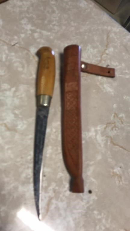 Martini filet knife in leather case