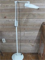 FLOOR MAGNIFY LAMP MODEL M-1410-AR BY DAZOR